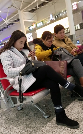 高铁站候车的黑色紧裤长发兔牙美眉