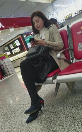 短发黑丝小姐姐