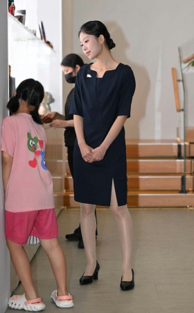 2561-30=25√干干净净的丝袜小妹 7P