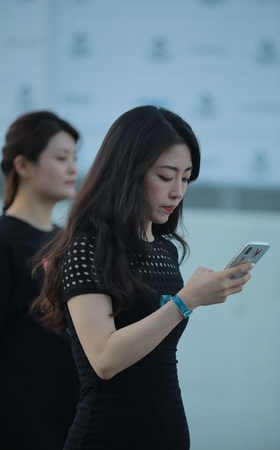 看手机小妹妹