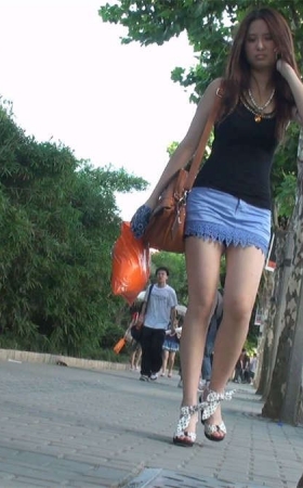 身材紧俏的短裤小妹