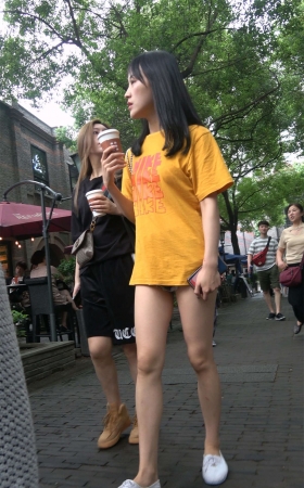 黄T恤超短牛仔月牙臀街拍MM