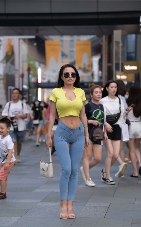 紧身牛仔裤勾勒好身材