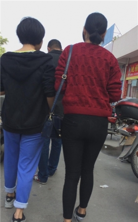 红衣黑紧裤妹子