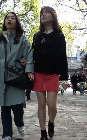 街拍红色短裙丝袜性感美女 [2.74 GB/MP4]