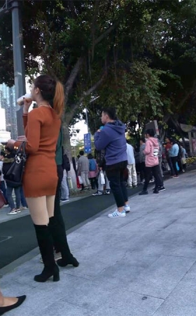 过马路的美腿少妇