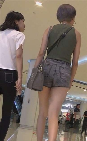 短发好身材热裤美腿美女 [607 MB]
