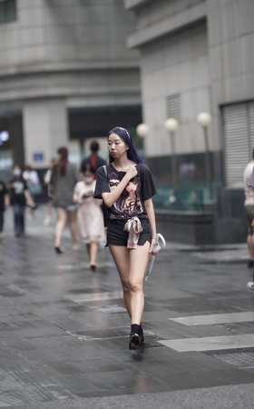 清秀的背包女孩