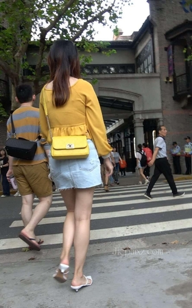 4K – 黄色衣服街拍美女 [1.65 GB/MP4]