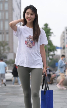 一始街拍作品  灰色瑜伽裤美女 [709P1V-24.1GB]