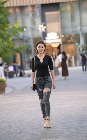 短发气质美女