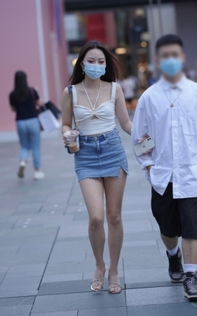 牛仔裙美腿