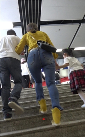三组紧身牛仔裤美女