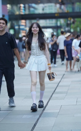 街拍白短裙白皙女盆友 [19P]