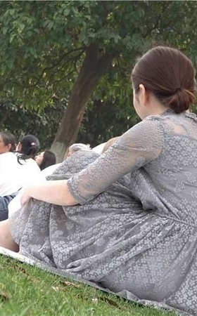 4k-陪小孩玩耍的连衣裙街拍丝袜少妇