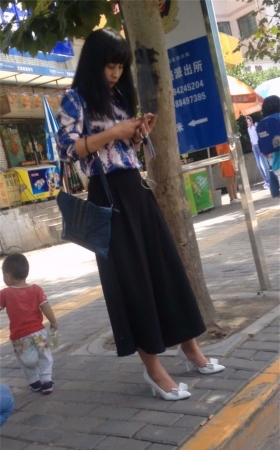 等车的高跟鞋美女