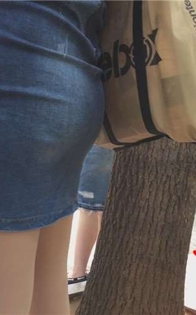 偶遇紧身包臀牛仔短裙少妇公车站等车。