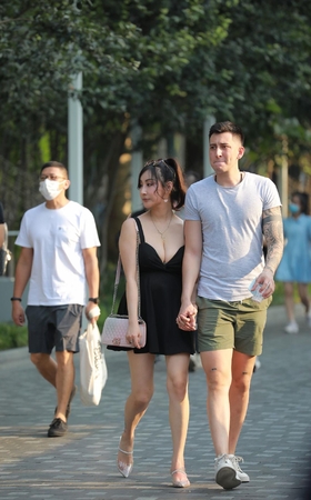 玩跷跷板的性感女友
