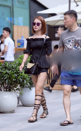罗马鞋热裤月牙美眉 [17P]