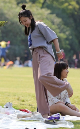 No845 草地三个女孩尽情秀足 第1套