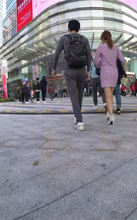 连衣裙白色高跟鞋美女过马路