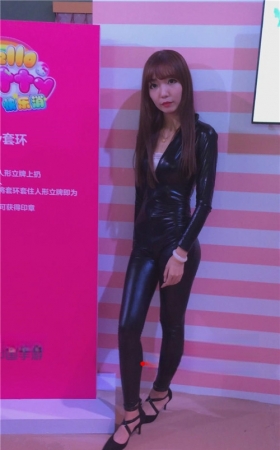连体皮衣模特