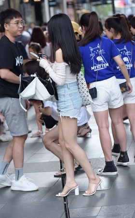 玩手机的美女