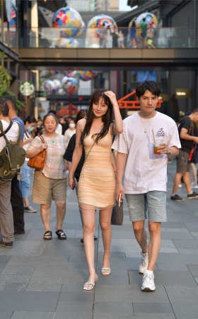 淡黄色连衣裙