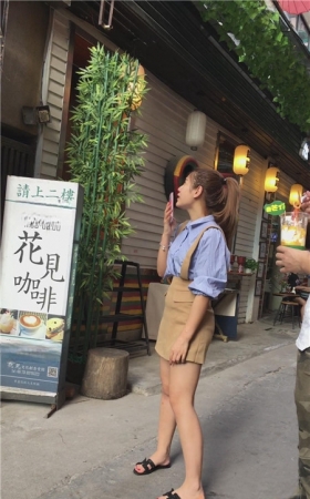 背带高腰短裤美女