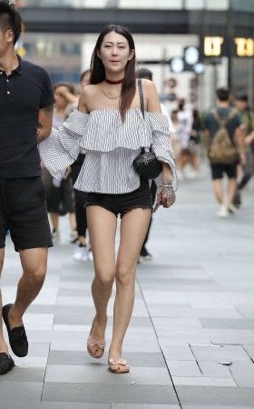 热裤，美腿女朋友 [16P]