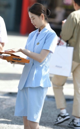 2546-12=47√浅蓝色制服，丝袜销售 9P