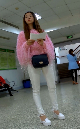 性感紧身白裤高跟鞋美女