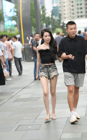 美腿爱穿拖鞋，热裤白皙美腿