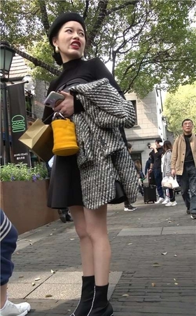4K – 街拍一身打扮都是黑色的美腿姑娘 [1.76 GB/MP4]