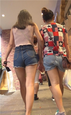 牛仔短裤小月牙妹子