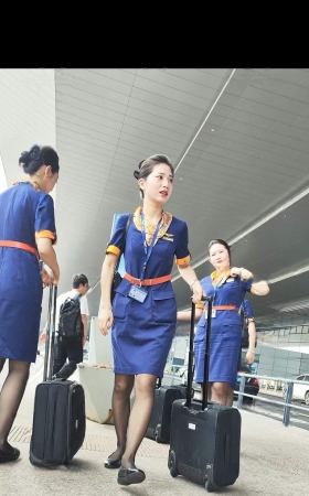 4K机场偶遇青岛航空颜值担当的空姐黑丝制服 4P