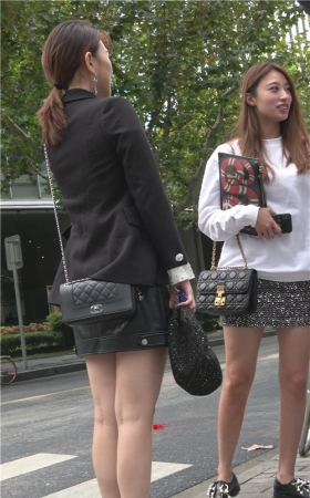 路边两个漂亮的女孩