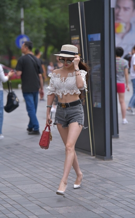 长发墨镜妹子