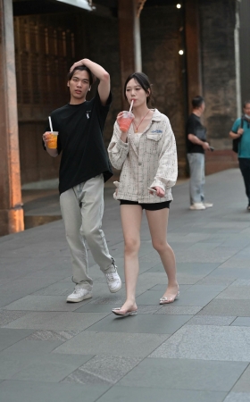 街拍手拿果汁饮料的美腿小姐姐 [15P]