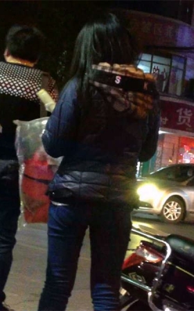 夜晚出来逛的蓝牛学生妹