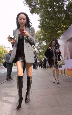 又见一位蟒蛇皮长靴美女