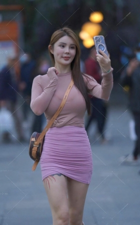 街拍粉色包臀裙丰满美女 [7P]