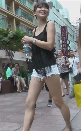 街拍白短热裤笑容灿烂美女逛服装店 [953 MB]