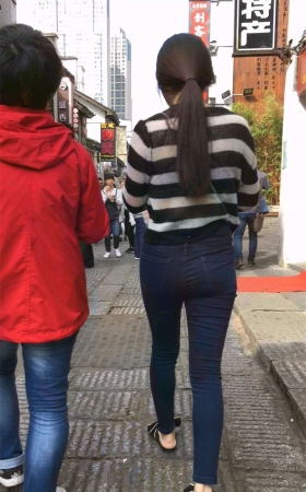 紧身牛仔妹子跟姐妹逛街