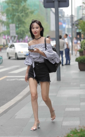 眉清目秀的热裤美眉 [14P]