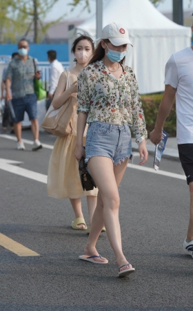 街拍人字拖热裤美眉 [17P]