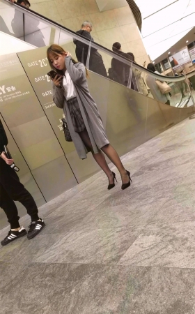商场黑色丝袜高跟短裙长发美女
