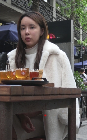 喝下午茶的两个漂亮小姐姐