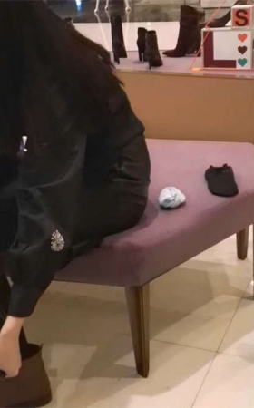 漂亮的美女在鞋店试鞋子