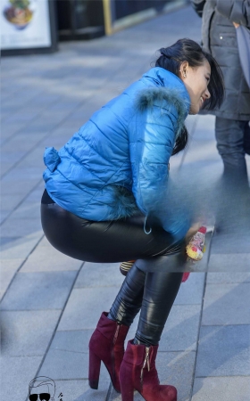 紧绷皮裤包裹出魅力大长腿红（2016-12-1-12P）左手倒影 [10P]